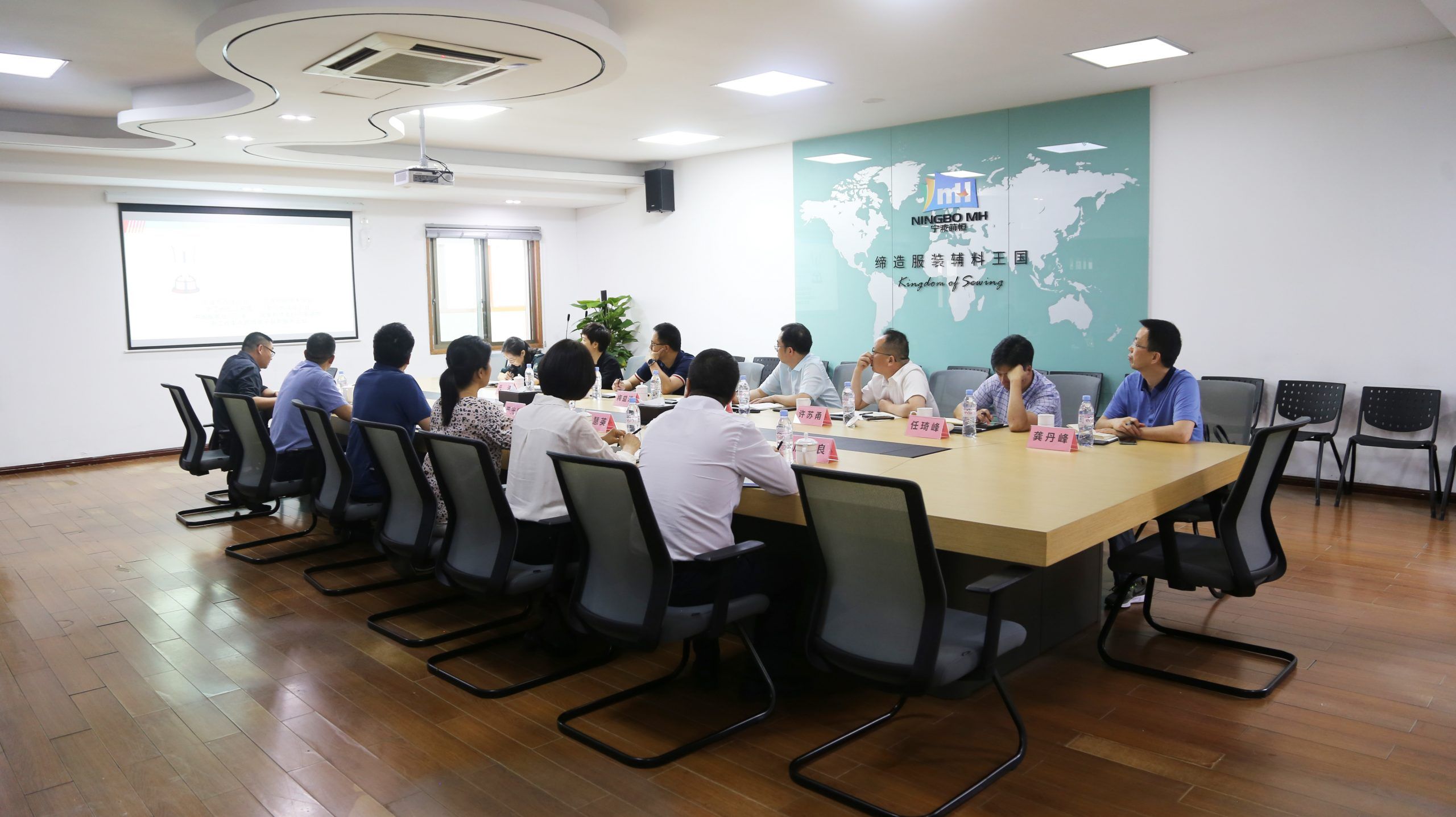 鄞州區(qū)商務(wù)局領(lǐng)導(dǎo)蒞臨國(guó)貿(mào)走訪調(diào)研